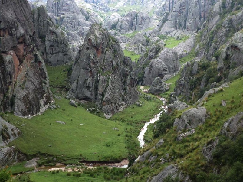 Importante macizo rocoso de 2374 mts. de altura que se destaca al norte de la Pampa de Achala. Ideal para practicar trekking y escalada.